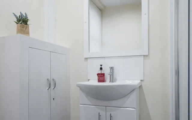 Cargo Cafe Apartments