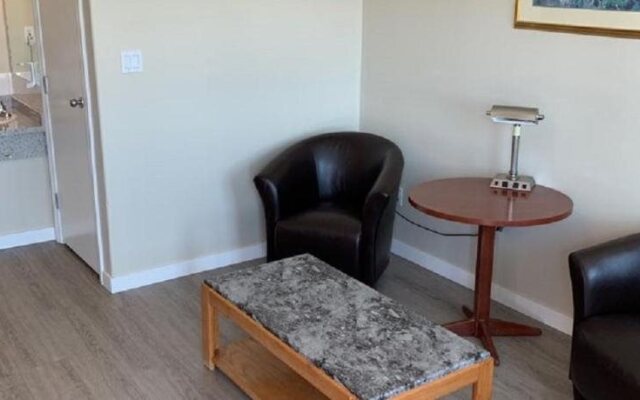 Red Deer Inn & Suites