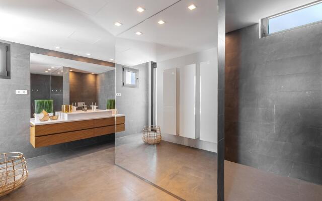 21220 Breath Taking Front Line Beach Villa