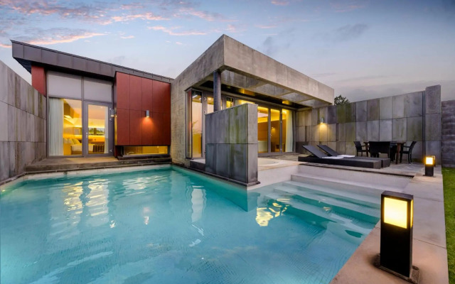 Luston Villa & Hotel