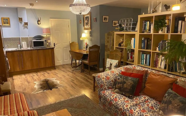 Quirky Town Centre Apartment With River Terrace