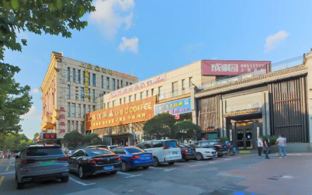 Yuanshushi Business Hotel (Shanghai Xingzhi Road Subway Station)