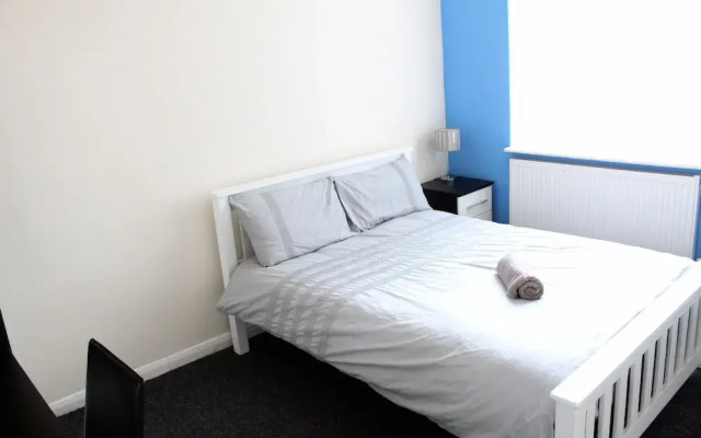 New 4 Bedroom Coventry House Sleeps 7