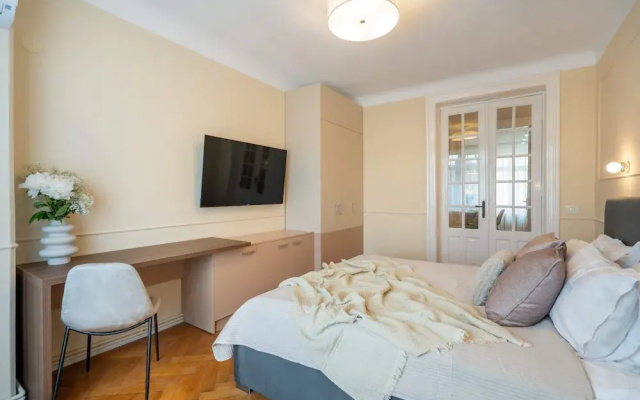 Romanian Athenaeum Flat - Refined 3BR Steps from Calea Victoriei