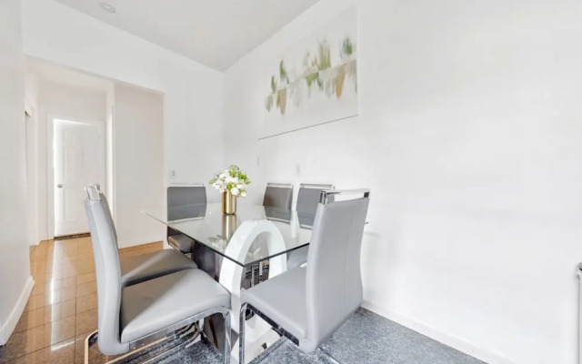 3BR Luxury Retreat with Easy Parking