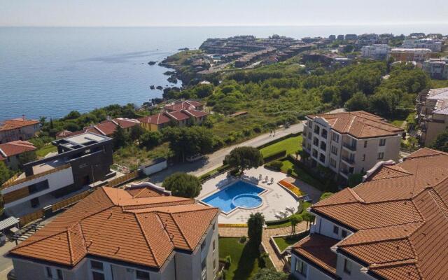 Green Life Pool View Apartment