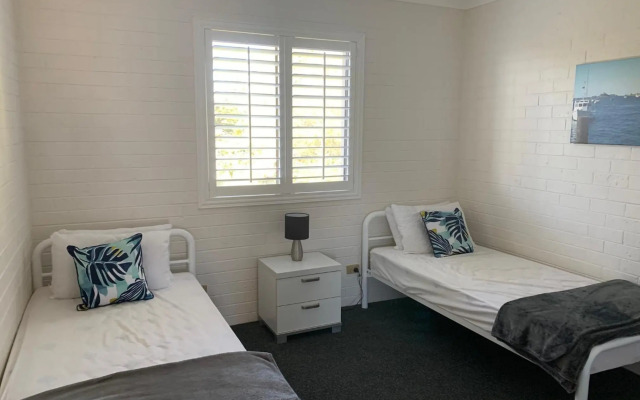 Sunny, 2-bedroom apartment with pool, 200m from Caseys beach