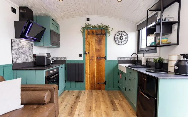 Willows Rest - 1 Bed Shepherd's Hut - Pentlepoir