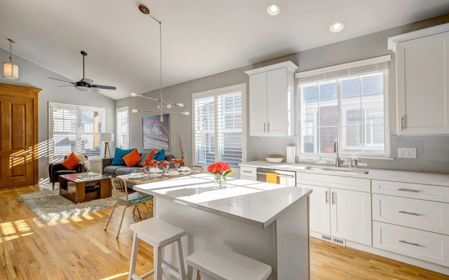 Beautiful New Denver Home! Sleeps 12!