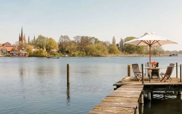 Bauhaus Holiday Apartment by the Lake