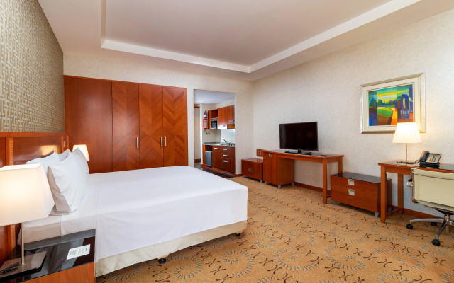 Holiday Inn Suites Kuwait Salmiya