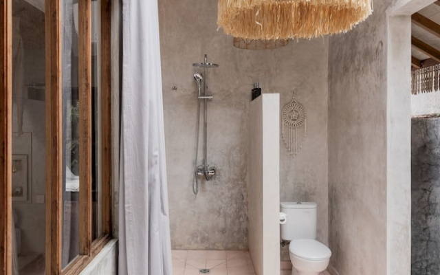 Villa Palm Jari 1 by Alfred in Bali - Architectural 2 Bedroom Pool Villa Berawa Canggu – Bathroom – Tibubeneng