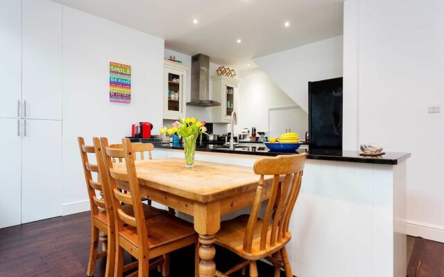 Terraced Home in Tranquil Wimbledon