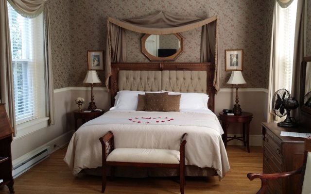 Lovelace Manor Bed & Breakfast