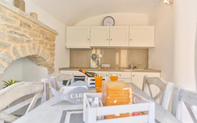 Annika Deluxe Apartments