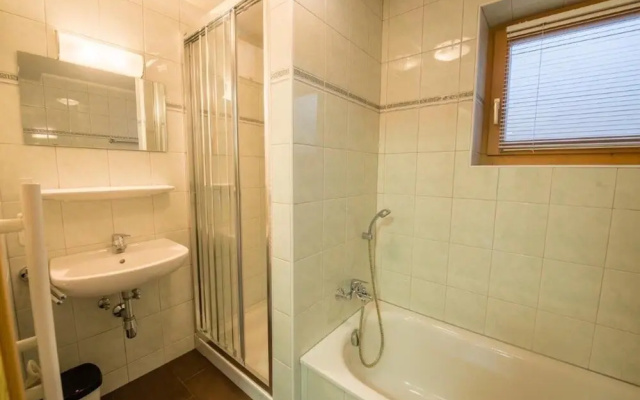 Cozy Chalet with 4 Bathrooms near Königsleiten