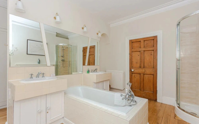 Beautiful 5 Bedroom Home With Garden in South Kensington