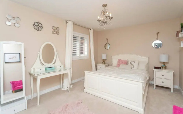 Stylish 4BR Oasis Peaceful Mississauga Location