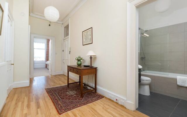 Lovely New Town 2 Bedroom Flat With Fireplace