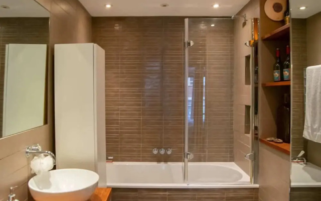 New Modern Large 2 Bed