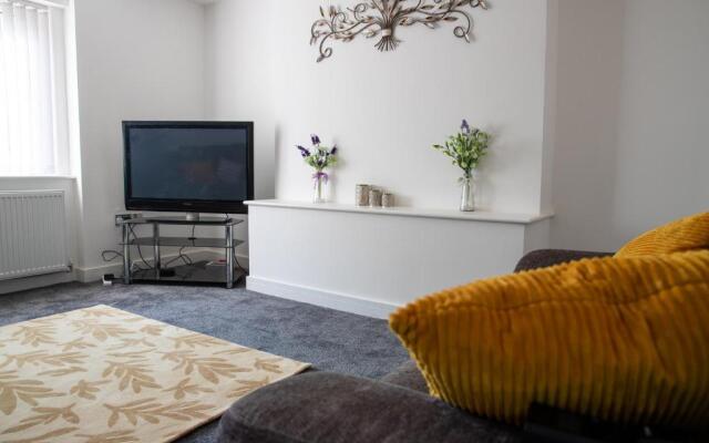 Fantastic Large House with Private Parking