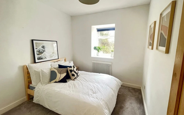 Restful Victorian Apartment With Garden and Deck