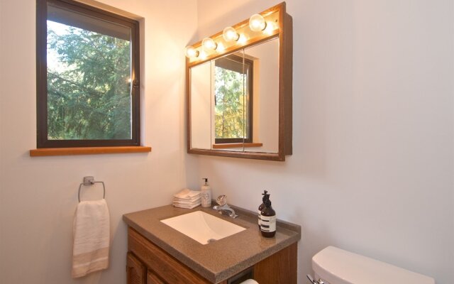 Lakefront Chalet with private dock