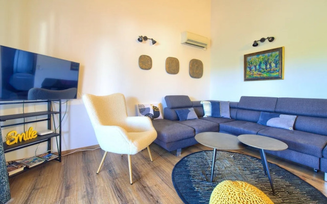 Elegant and Vibrant Apartment With Terrace and Sea View