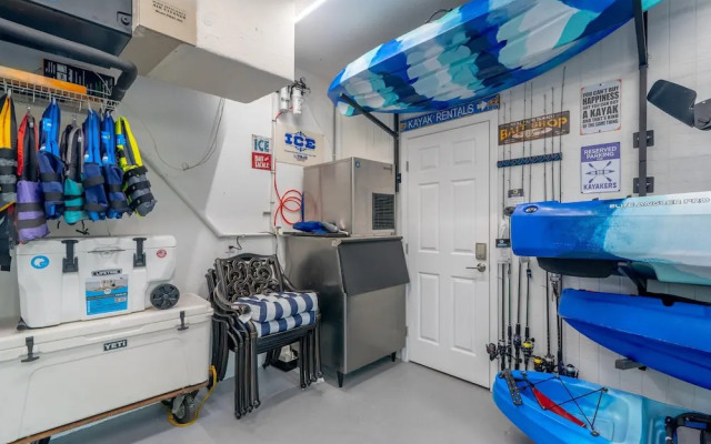 Luxury Long Waterview w Pool-kayaks-clubs-bikes