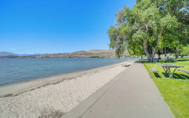 Resort Getaway on Lake Chelan: Pool + Beach Access