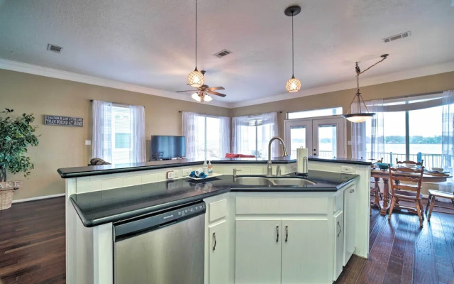 Waterfront Lake Conroe Getaway w/ Multiple Decks!