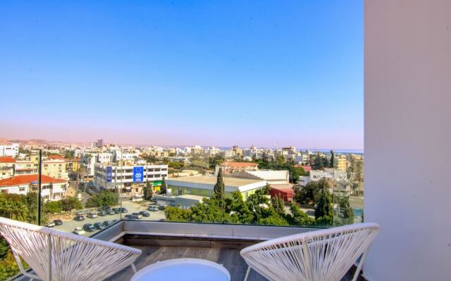 Phaedrus Living Coral Suites Bliss