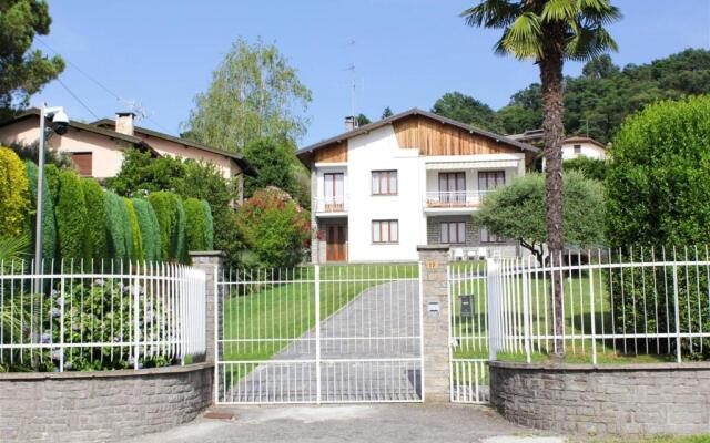 4 bedrooms villa at Ranco 100 m away from the beach with lake view private pool and enclosed garden