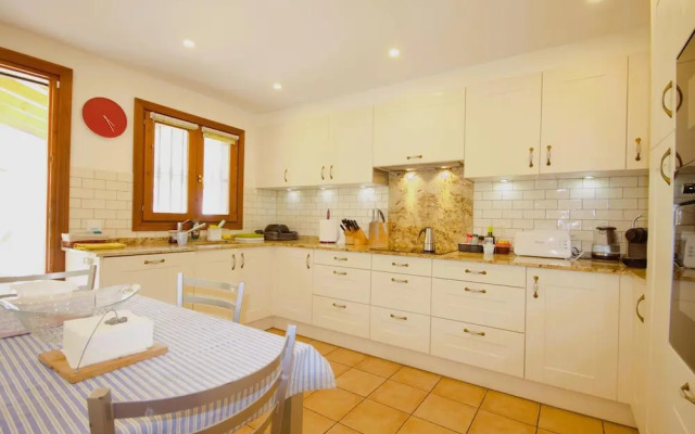 Fanila in J vea With 4 Bedrooms and 3 Bathrooms
