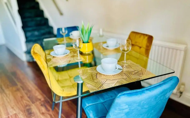 Mayfair Place - Cosy 3 Bedroom House with Free Parking