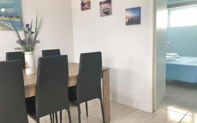 Renovated apt close to beach Wifi AC