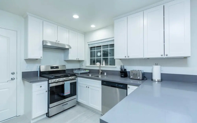 Elegant Pasadena Retreat Prime Comfort Awaits