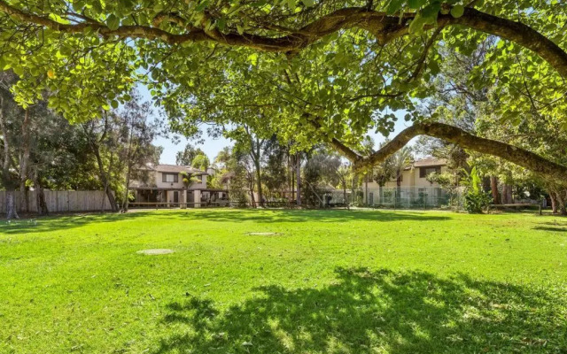 Stylish Townhouse, private courtyard walk to beach