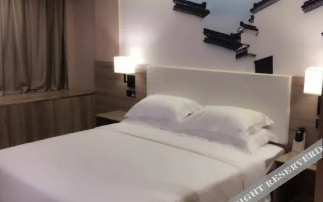 Super 8 Collection Hotel (Fuyang Wuyue Plaza)