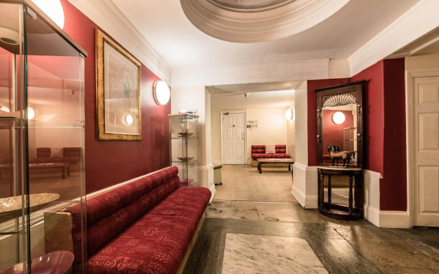 OYO Baylis House Hotel