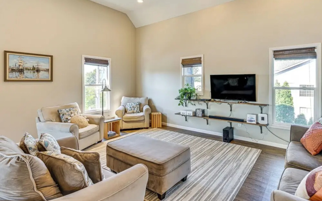 Walk to Academy: Lake Max Family Penthouse
