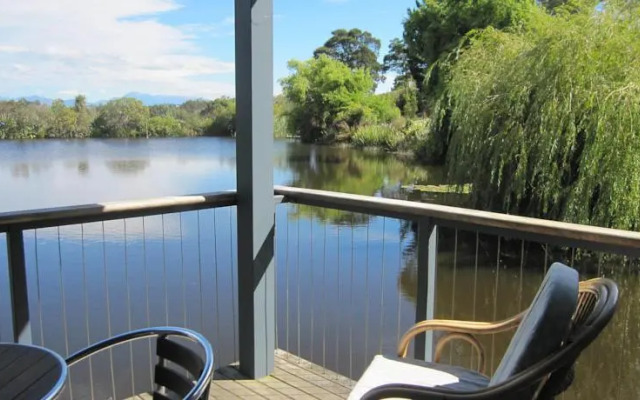 Aporo Pondsiders Luxury Cottages