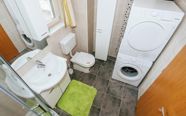 Spacious Holiday Home in Pakoštane near Sea