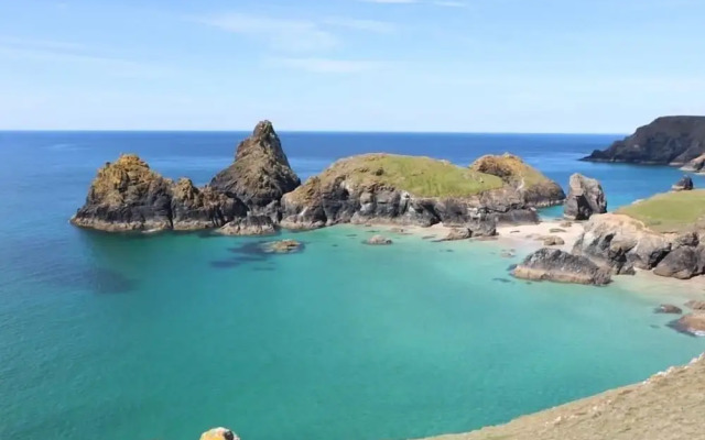 Kitty Unique 60s Caravan set in Pretty Garden