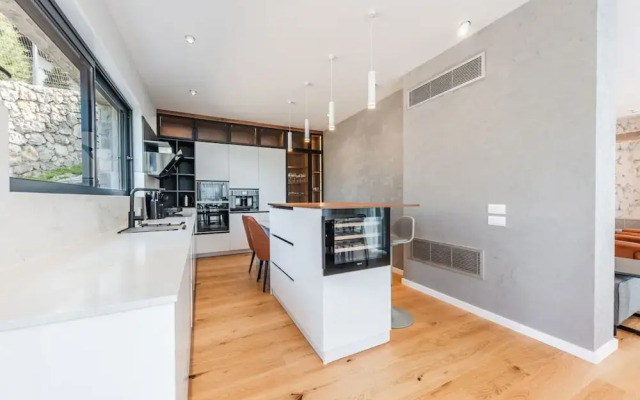 Villa Serenity Luxury Lakeside Manor