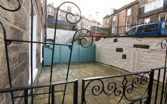 427 Pleasant 1 Bedroom Apartment in Abbeyhill Colonies Near Holyrood Park