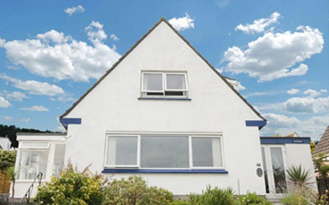 Spacious Detached House With Parking & Views