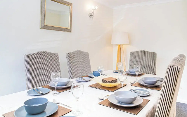 Central 2BD with Garden and Free Parking