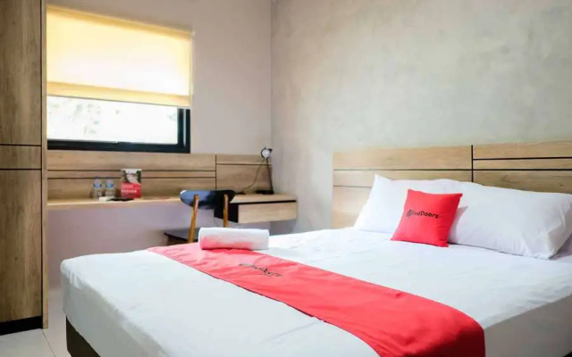 RedDoorz  near Trans Studio Mall Cibubur 3