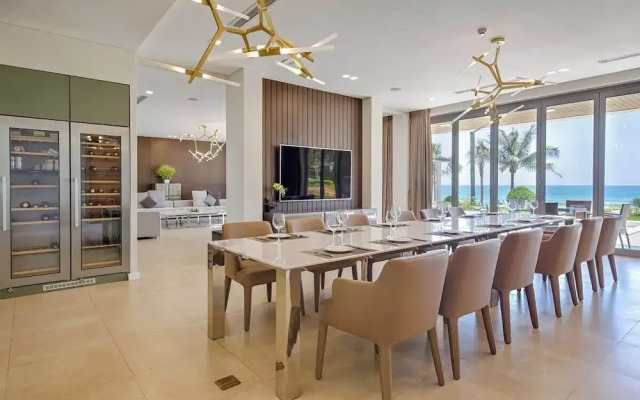Luxe 6BR Beachfront Villa: Group Getaway Haven